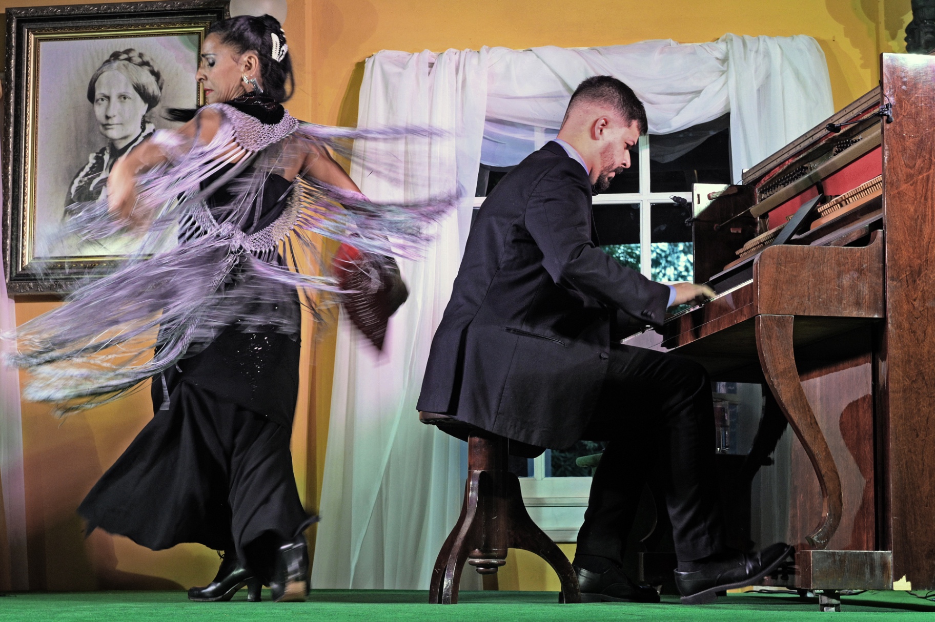 Dançarina de flamenco e pianista em concerto