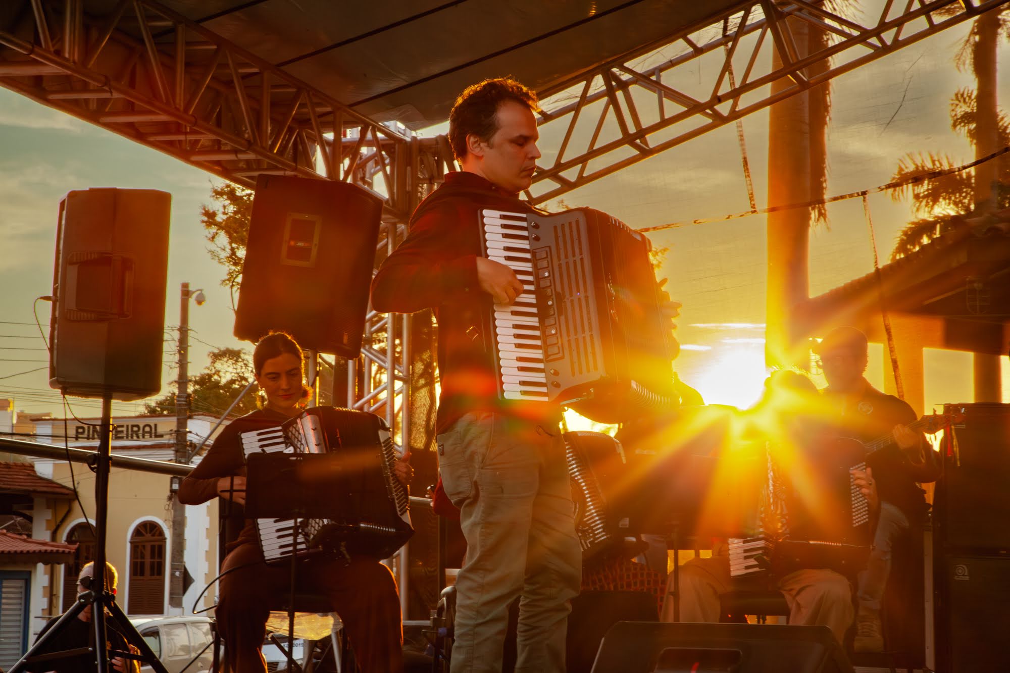 Acordeonistas em apresentação ao pôr do sol em Pinheiral
