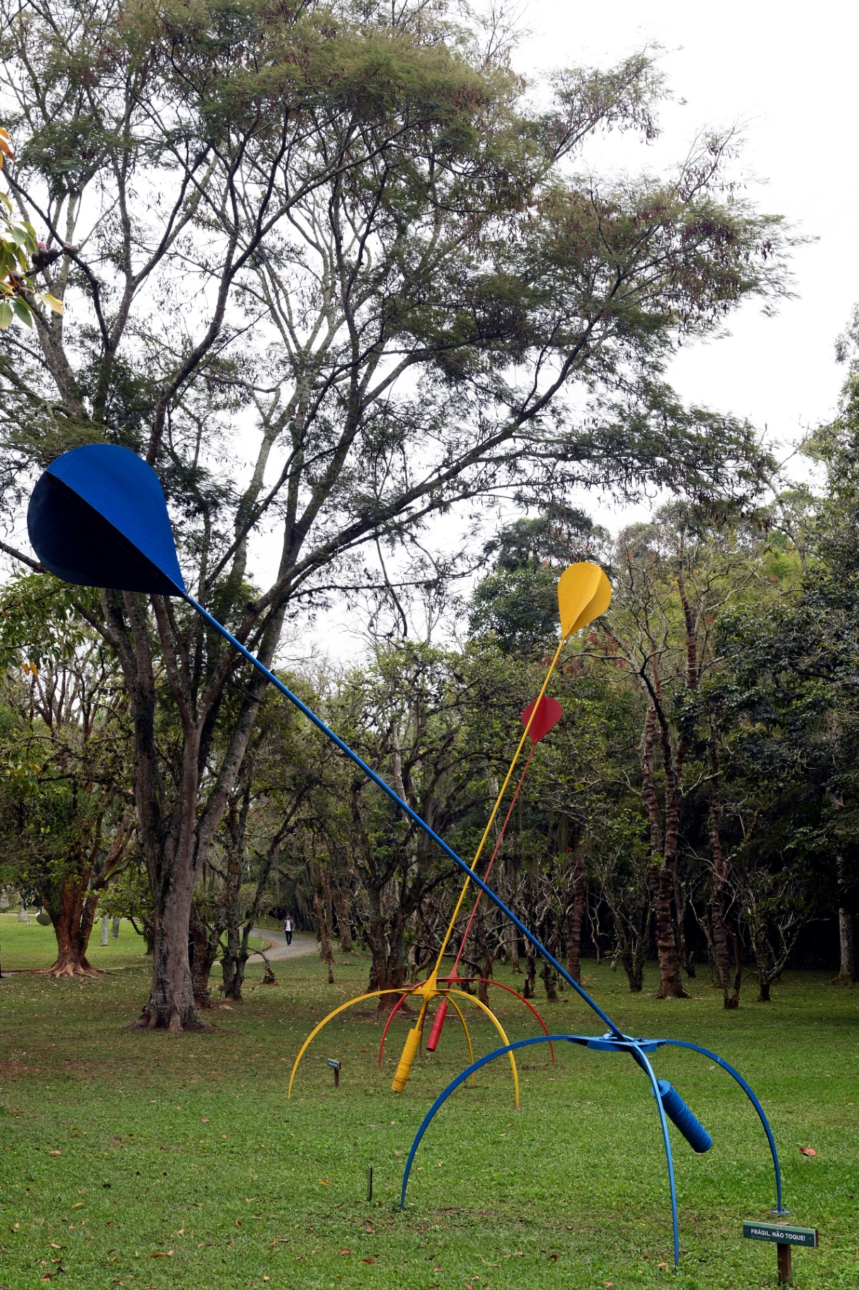Esculturas coloridas em parque arborizado