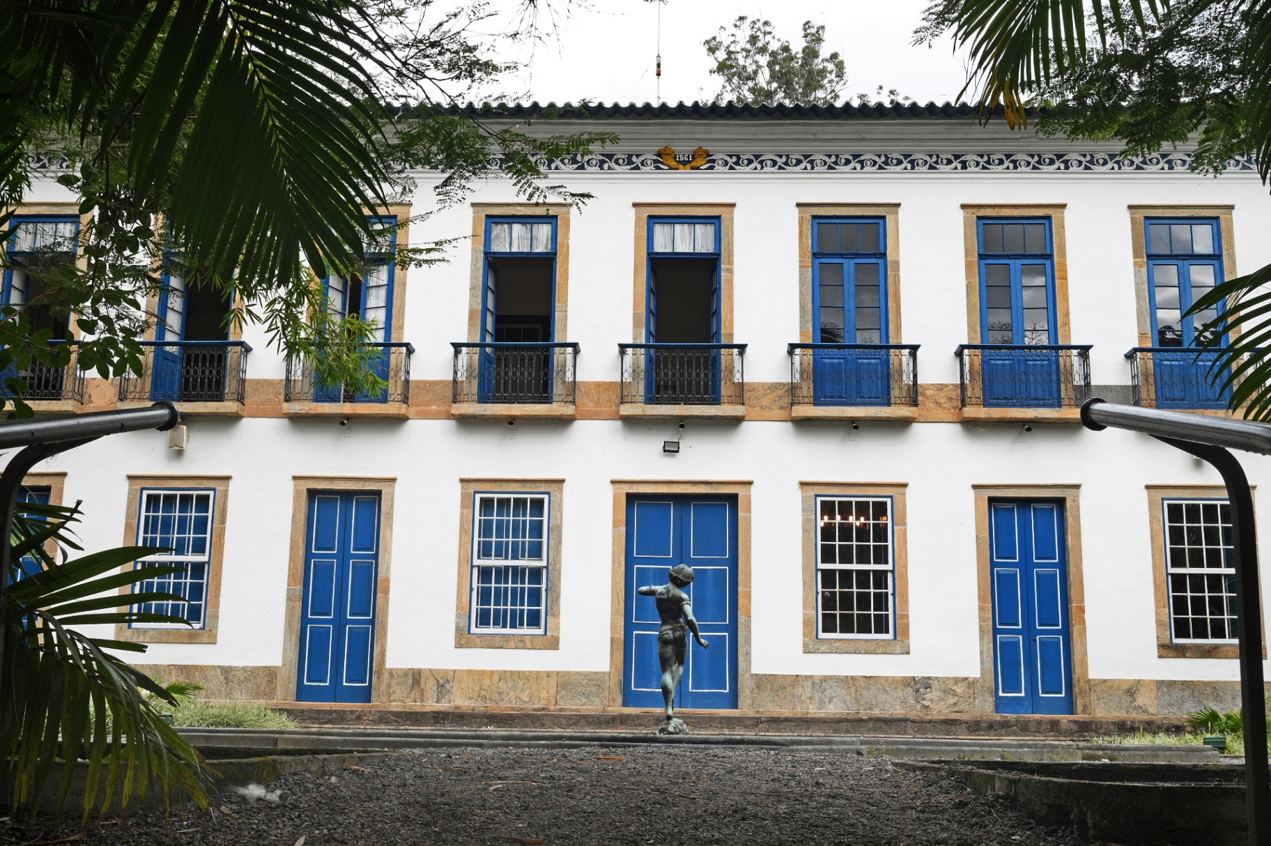 Fachada azul e branca de casarão histórico de 1861