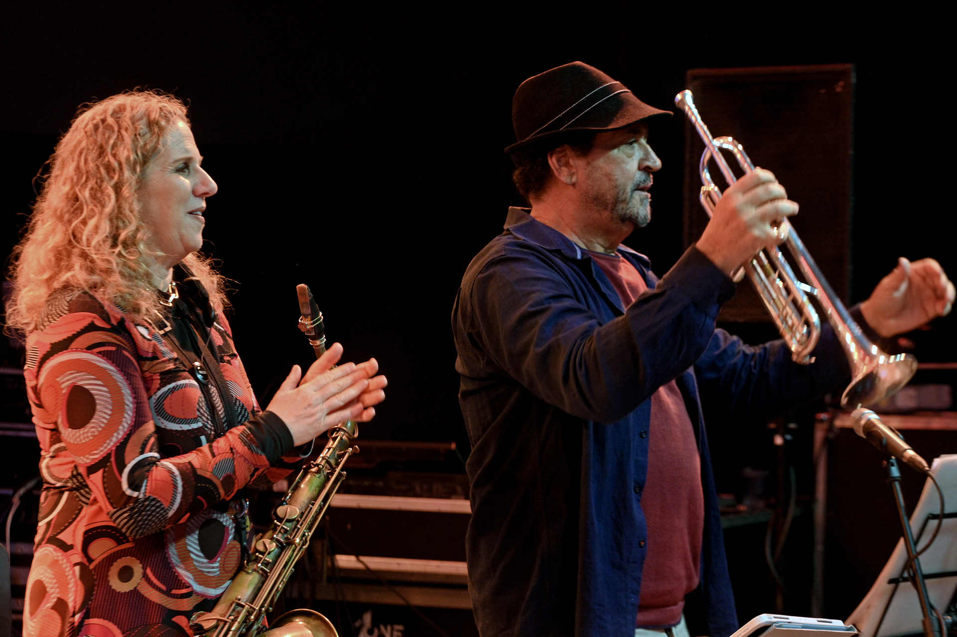 Saxofonista e trompetista em apresentação no palco